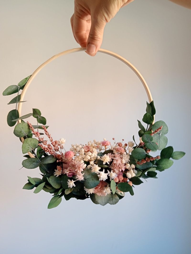 Aro decorativo de eucalipto y flor preservada