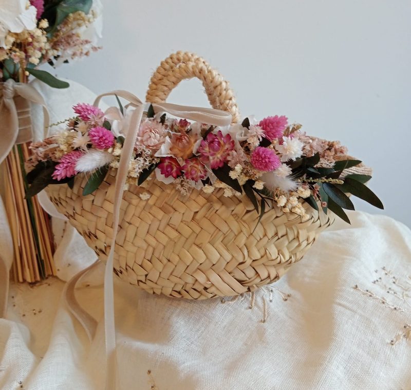 Cesta de mimbre con flor preservada rosa