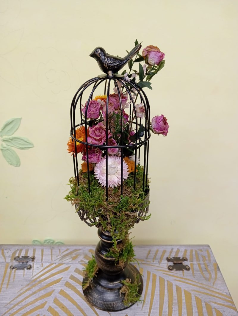 Jaula vintage decorada con flor preservada