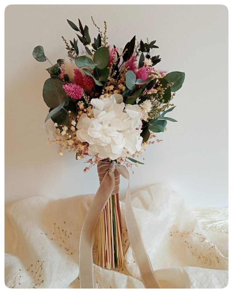 Ramo de novia blanco con hortensia y eucalipto preservados