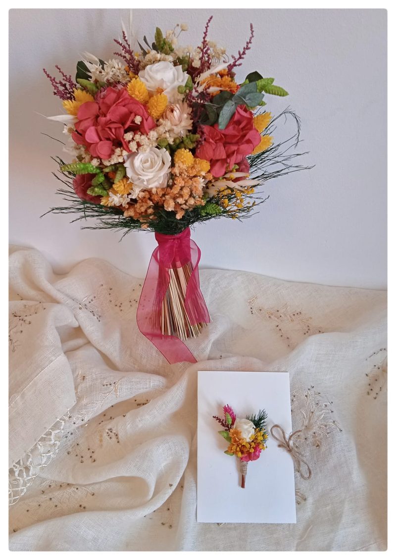 Ramo de novia en tonos coral y rojo de flor preservada